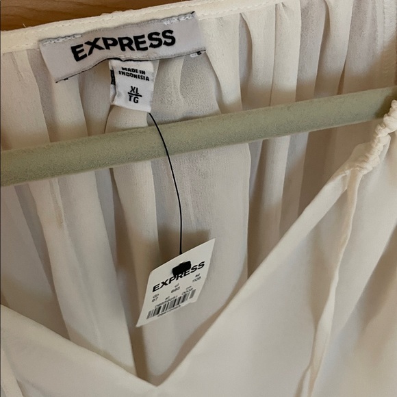 Express Ruffle Blouse - Picture 4 of 4